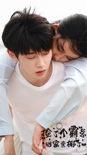 捡了个霸总回家卖椰子（70集）全集下载