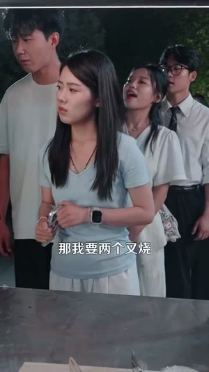 美食：随机摆摊，顾客追我满街跑（95集）热门短剧排行榜